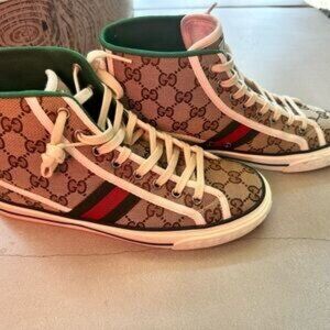 Add a touch of romance! Gucci Floral Print Women's Shoes